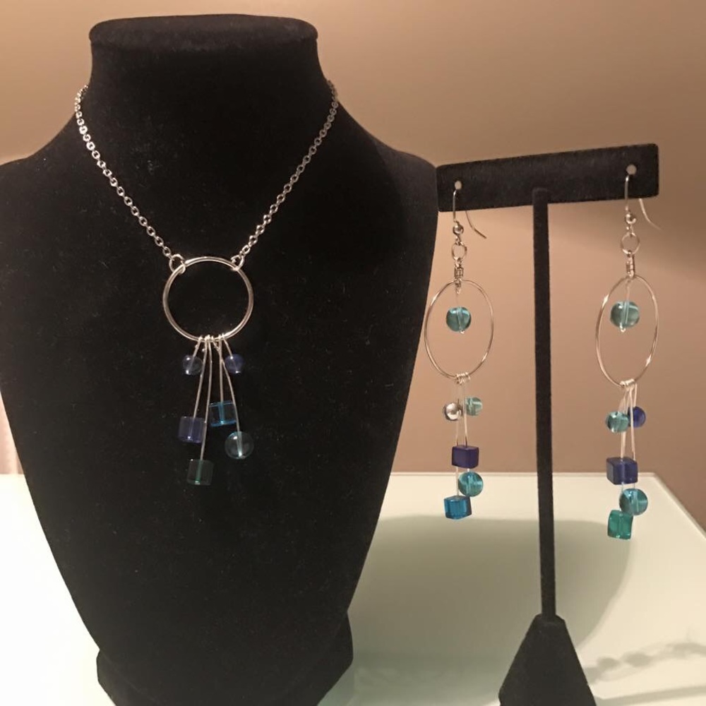 Simply Pretty Sets: Necklace & Earrings